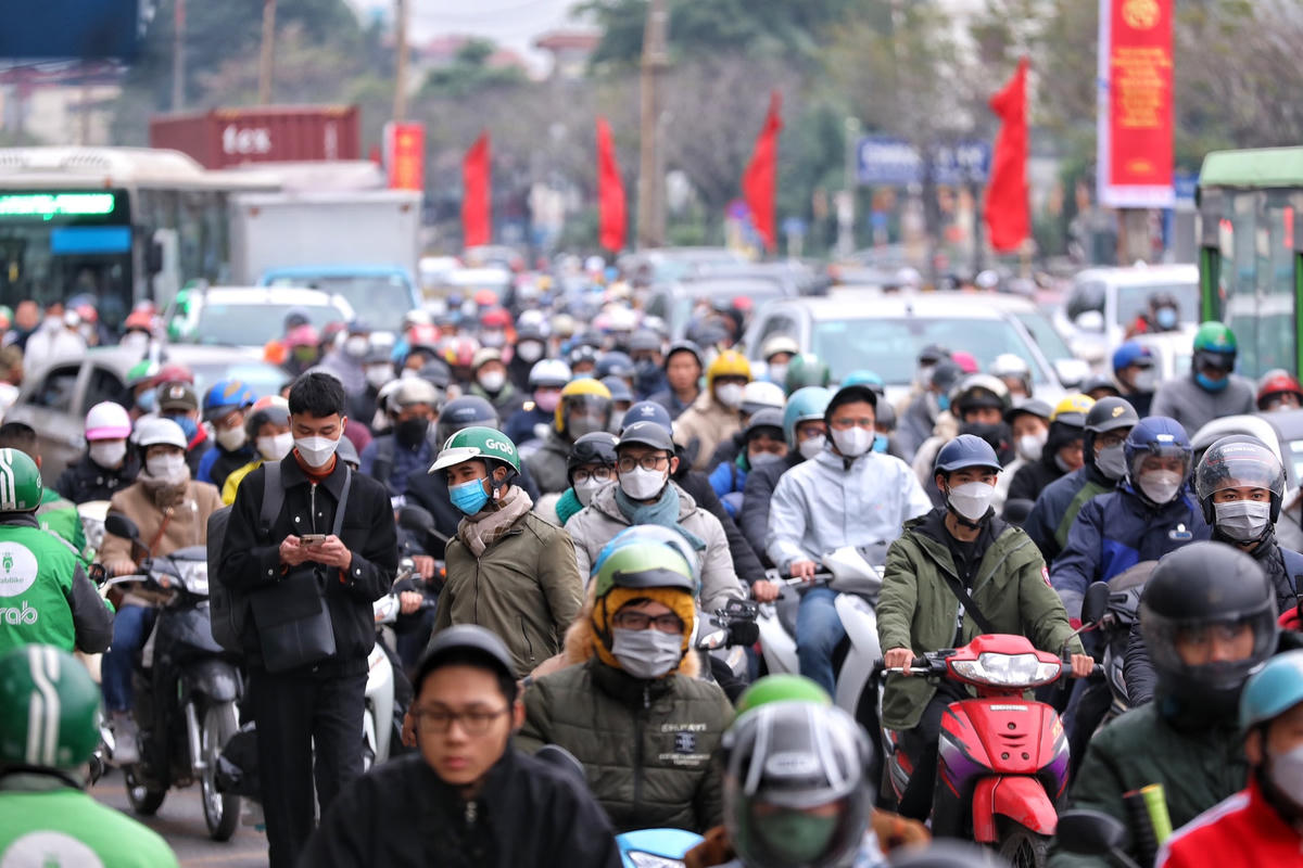 Người dân di chuyển khó khăn trên tuyến đường Giải Phóng.