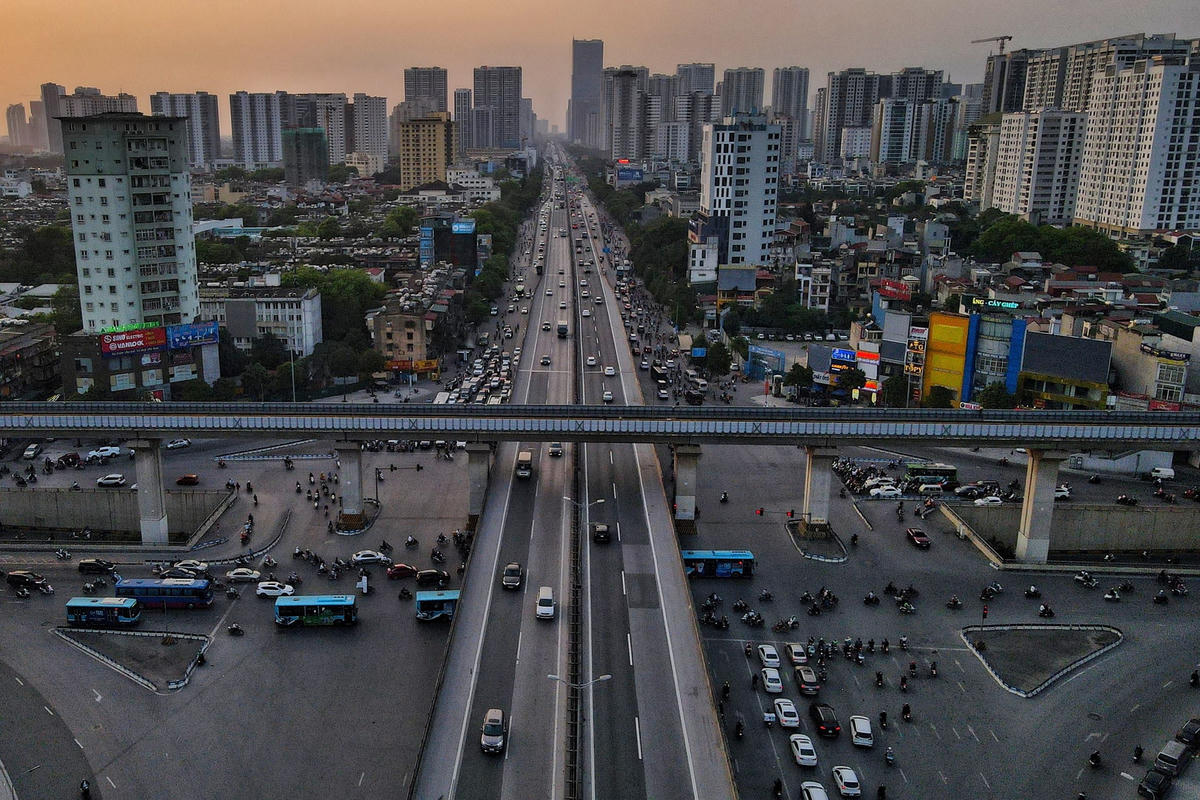 [ẢNH] Người dân quay lại Thủ đô sau dịp lễ, nơi đông đúc nơi vắng vẻ