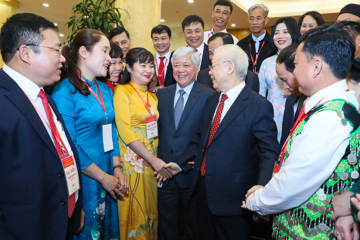 Tổng Bí thư Nguyễn Phú Trọng và các đại biểu là cán bộ Mặt trận cơ sở tiêu biểu.
