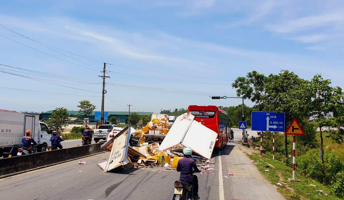 Vụ tai nạn gây ách tắc nhiều giờ.
