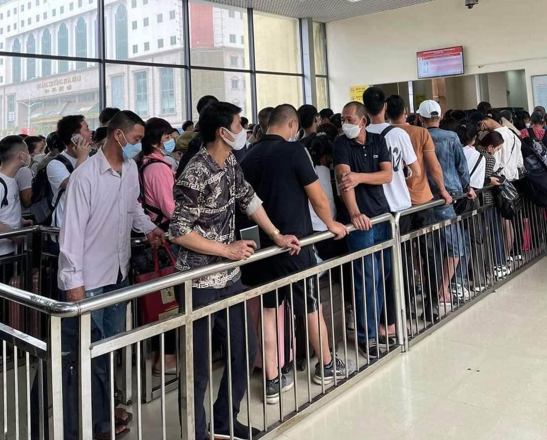 Hàng nghìn người chờ làm thủ tục xuất nhập cảnh tại cửa khẩu quốc tế Móng Cái sáng 29/4.