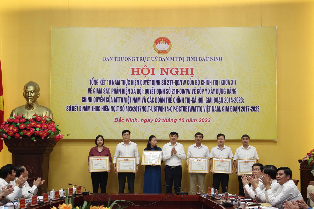 Chủ tịch Ủy ban MTTQ tỉnh Bắc Ninh Nguyễn Đình Lợi trao Bằng khen cho các tập thể có thành tích xuất sắc.