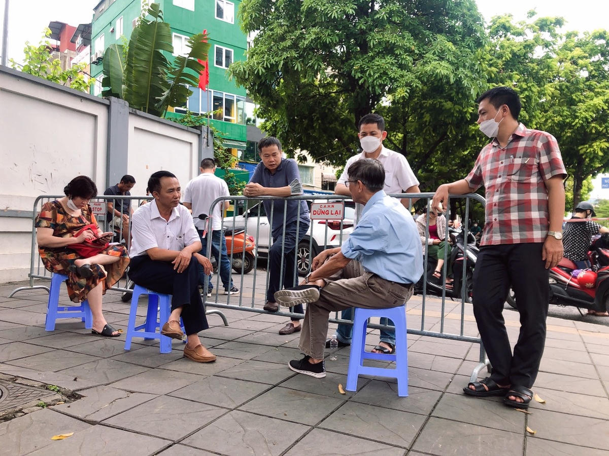 Trong lúc chờ các con thi, một số phụ huynh tụ tập nói chuyện rôm rả. 