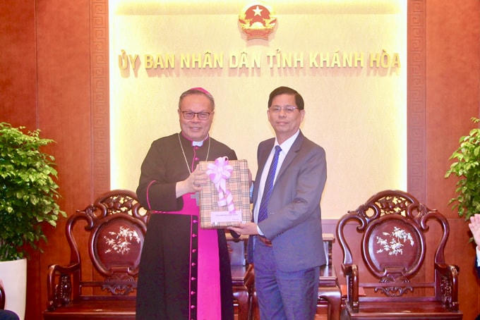 Tổng Giám mục Giuse Nguyễn Chí Linh, tặng quà cho ông Nguyễn Tấn Tuân, Chủ tịch UBND tỉnh Khánh Hòa.