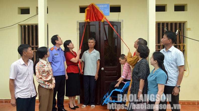 Các đại biểu kéo băng khánh thành nhà Đại đoàn kết cho gia đình cựu chiến binh Hoàng Văn Vần. Ảnh: Báo Lạng Sơn.