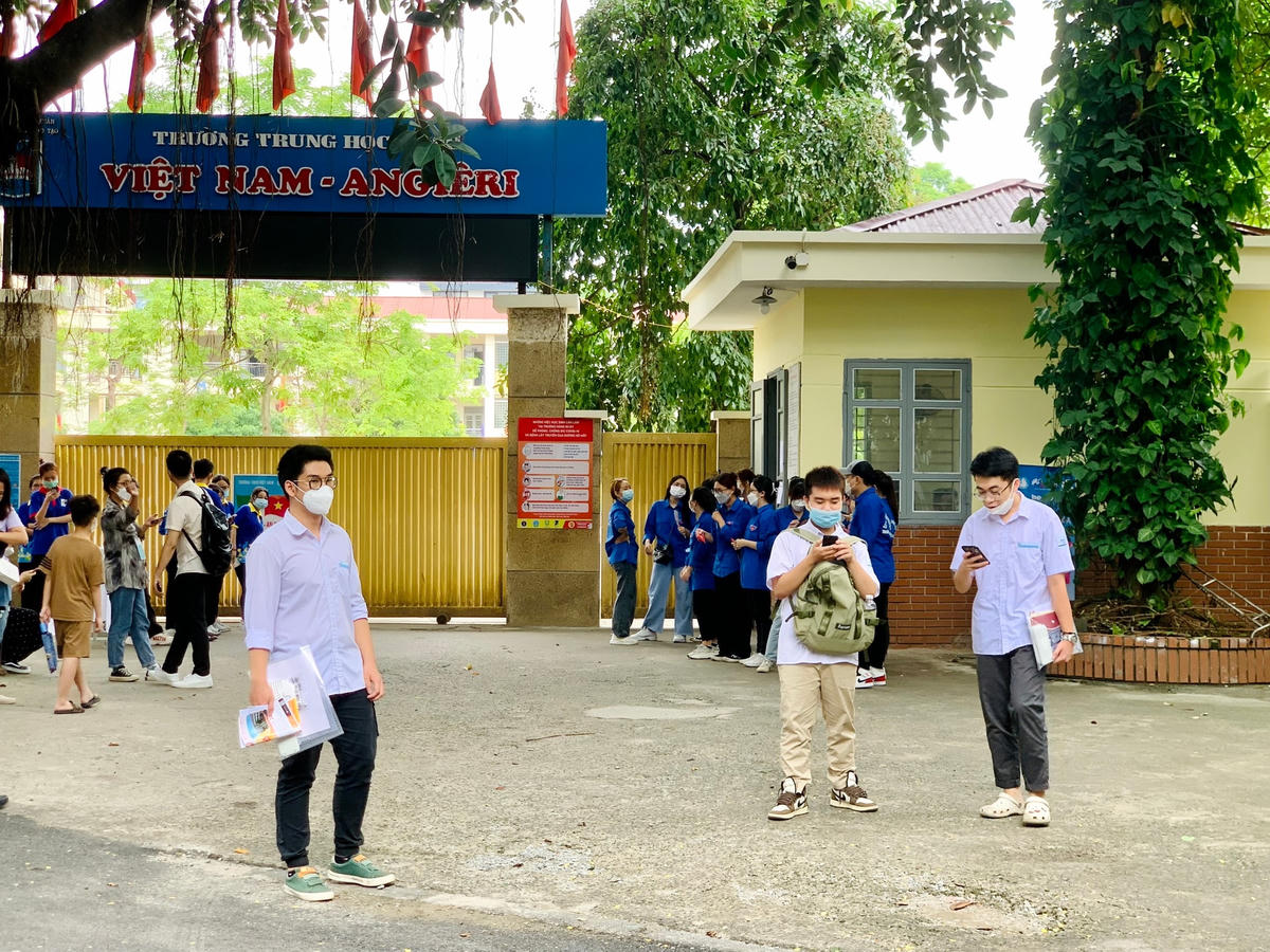 Đề thi nằm trong kiến thức học sinh đã được thầy cô dạy và ôn tập trên lớp nên dễ dàng hoàn thành bài thi. “Em cảm thấy đề thi năm nay vừa sức dù em học khối tự nhiên. Tác phẩm nghị luận văn học cũng nằm trong chương trình ôn tập, đặc biệt là sát đề thi học kỳ của  trường”, Kỳ Anh nói.