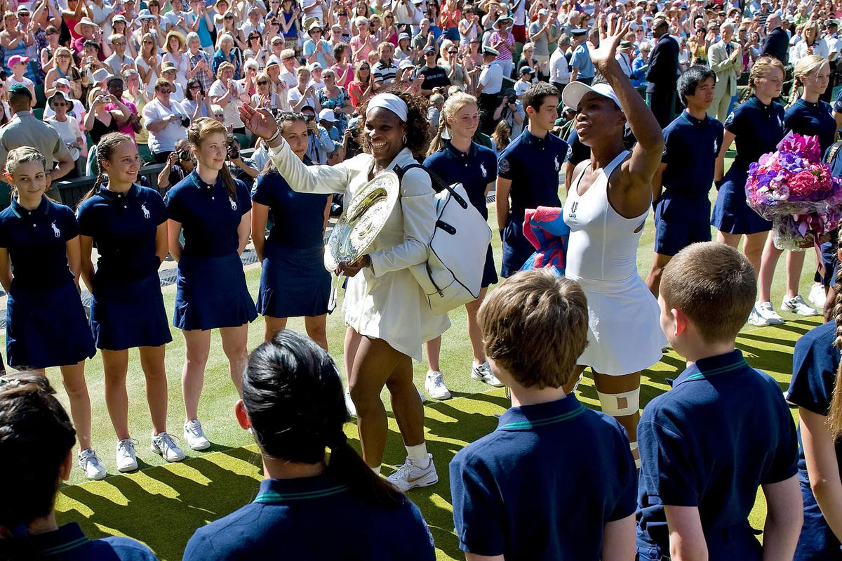 Serena tiếp tục đánh bại chị gái của mình trong một trận chung kết Wimbledon khác vào năm 2009. Ảnh: The Guardian