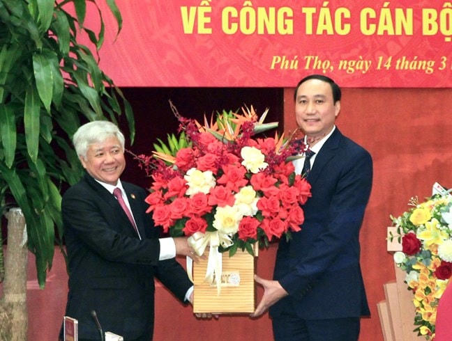 Bí thư Trung ương Đảng, Chủ tịch UBTƯ MTTQ Việt Nam Đỗ Văn Chiến tặng lẵng hoa chúc mừng tân Phó Bí thư Tỉnh ủy Phùng Khánh Tài.