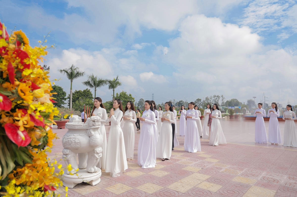 Các hoa khôi sông Vàm thắp hương đài tưởng niệm