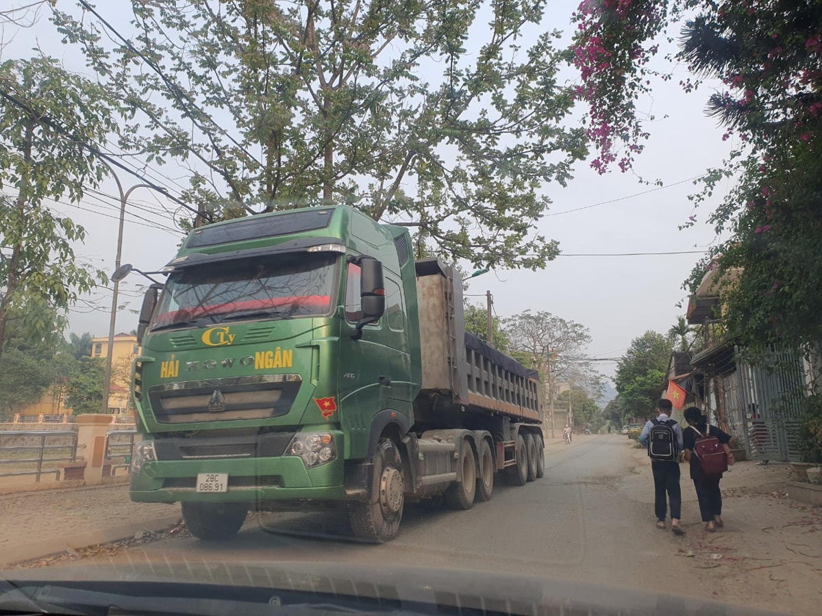 Những chiếc xe trọng tải cỡ lớn chạy từ mỏ đá Tân Phong vận chuyển qua tuyến đường liên xã Hợp Phong hằng ngày.