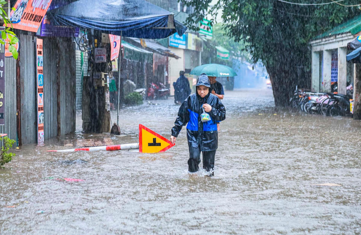 Mưa lớn cũng khiến các biển cảnh báo bị đổ gãy.