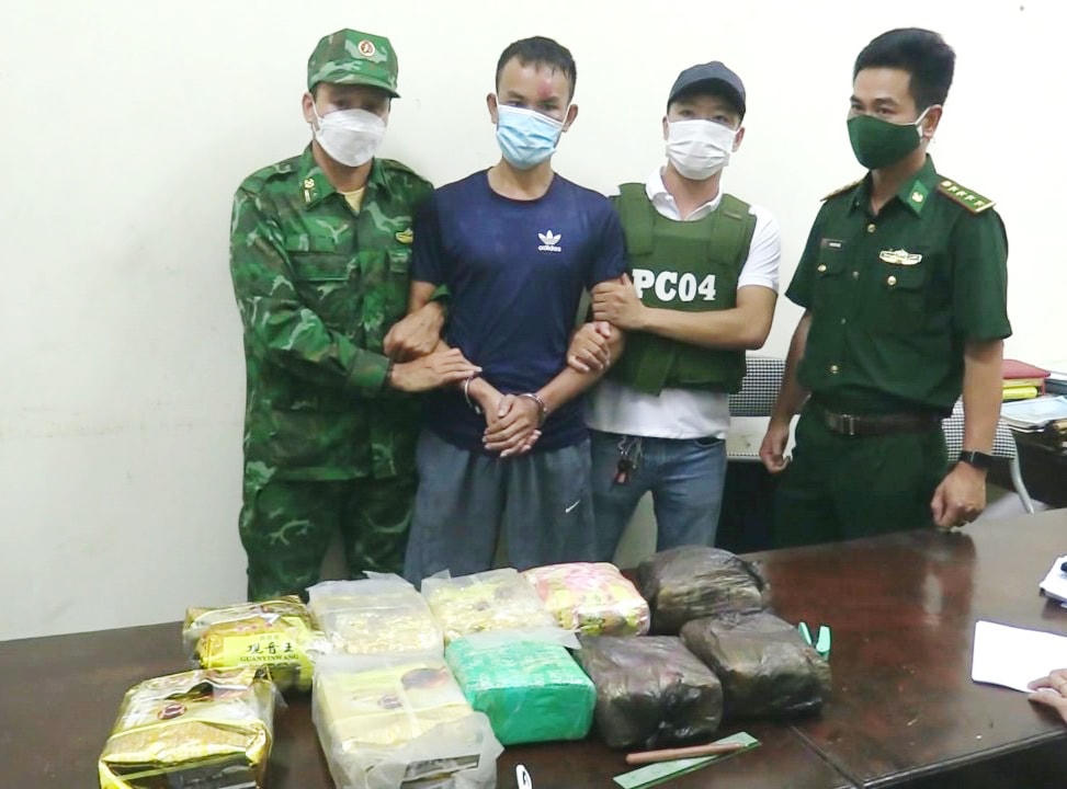 Đối tượng Biện Văn Trường cùng tang vật.