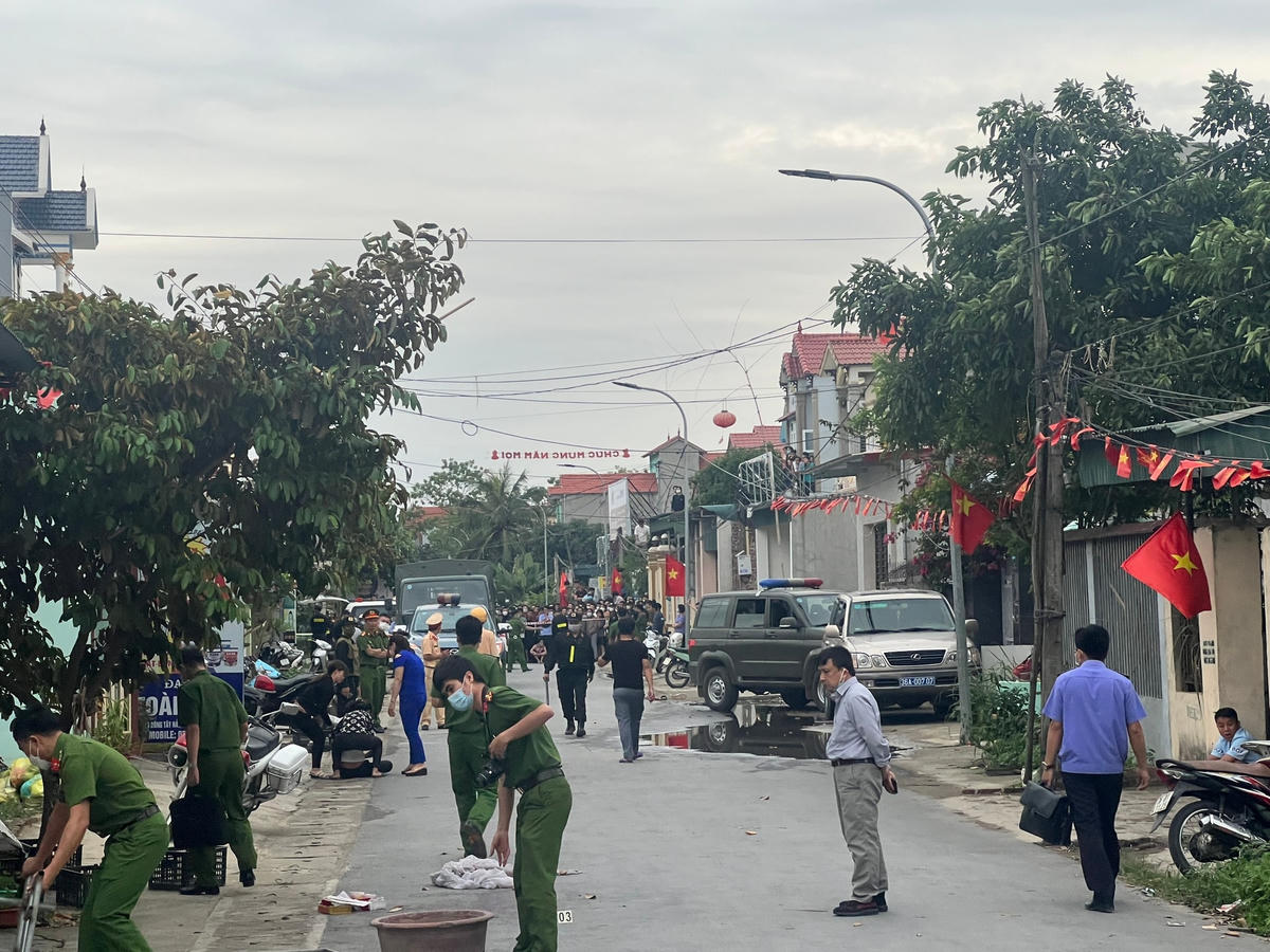 Công an thực hiện khám nghiệm hiện trường.