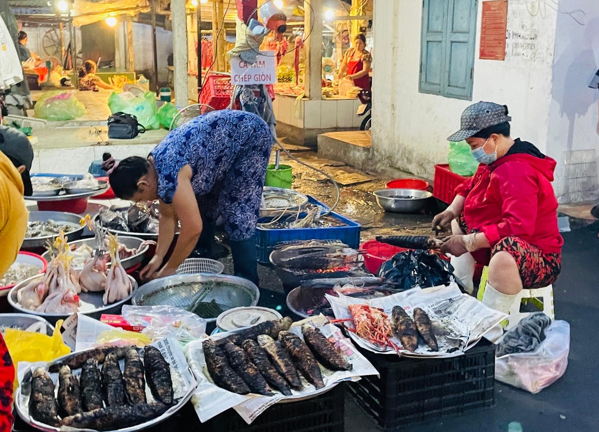 Cá lóc nướng là một trong sản phẩm được dùng trong ngày cúng vía Thần tài.c