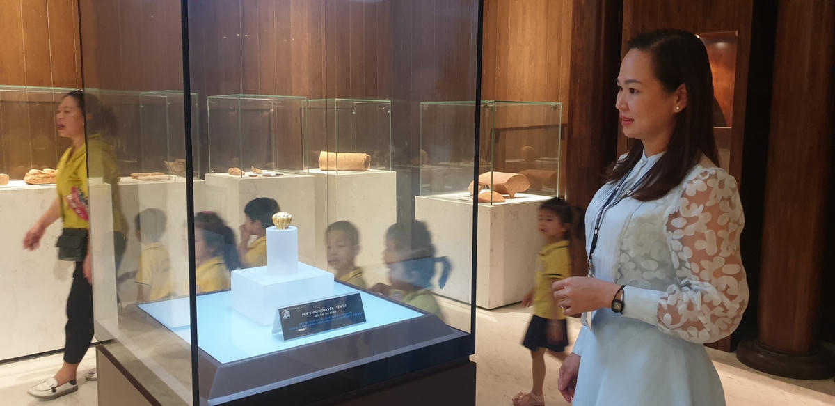 Những thông tin quan trọng về Hộp vàng Ngọa Vân - Yên Tử giúp khách tham quan hiểu được các giá trị lịch sử, văn hóa tư tưởng và mỹ thuật của thời Trần, thời đại đã sản sinh vật phẩm này.