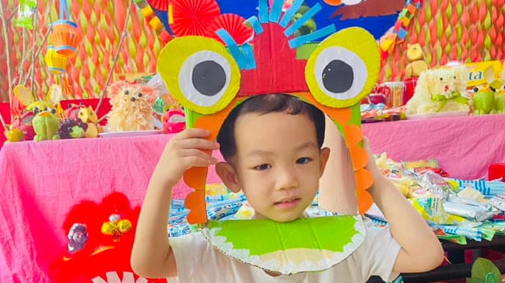 Em bé với mặt nạ giấy đáng yêu.