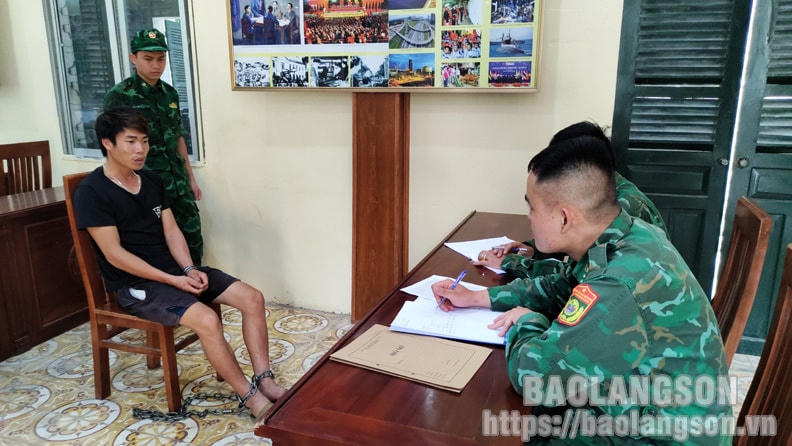 Lực lượng chức năng lấy lời khai của đối tượng Lăng Văn Bảy. Ảnh: Báo Lạng Sơn.
