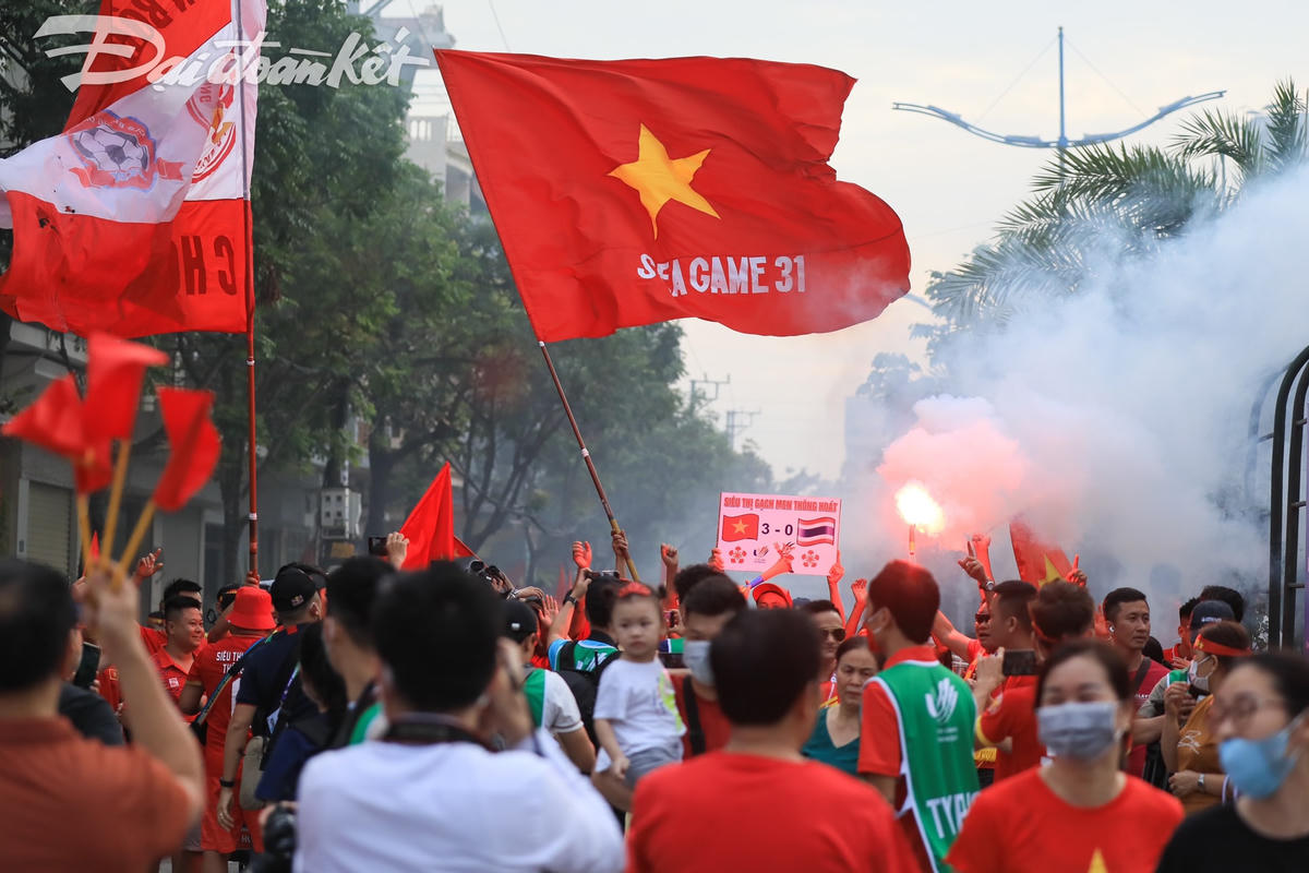 Khiến cho bầu không khí đất Mỏ trở nên nóng hơn bao giờ hết.