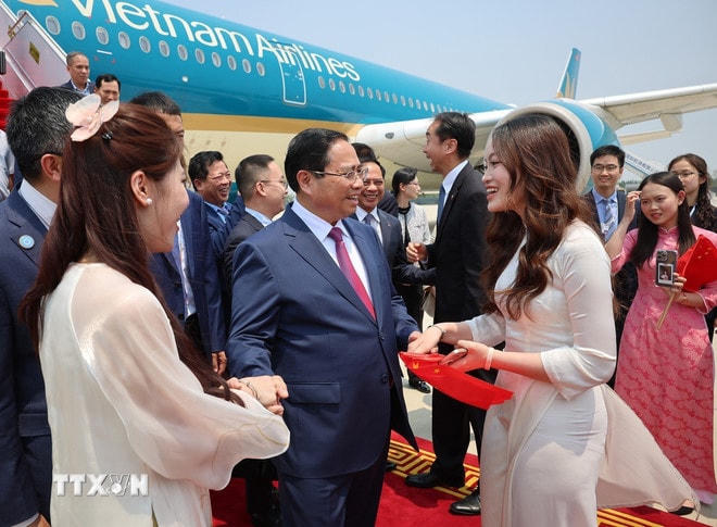 ttxvn-thu-tuong-bat-dau-du-hoi-nghi-thuong-nien-cac-nha-tien-phong-lan-thu-16-cua-wef-va-lam-viec-tai-trung-quoc-2406-2.jpg