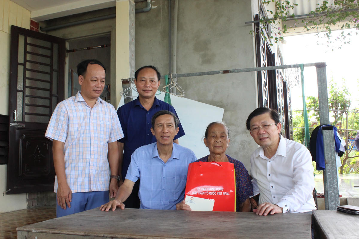 Phó Chủ tịch Nguyễn Hữu Dũng thăm hỏi, động viên, tặng quà cho một số gia đình chính sách tại xã Triệu An (huyện Triệu Phong, tỉnh Quảng Trị). 