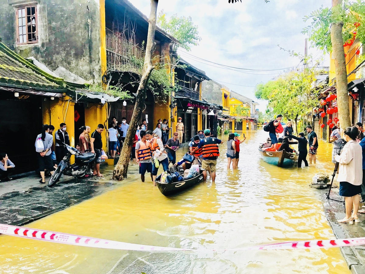 Lực lượng chức năng giúp du khách di chuyển trong phố cổ Hội An.