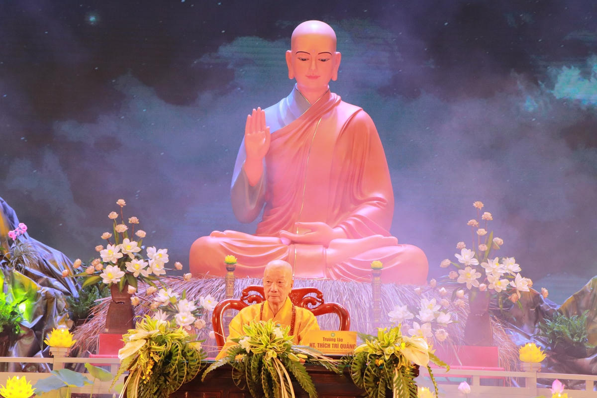 Đức Pháp chủ GHPGVN quang lâm, gửi lời sách tấn trước Lễ khai mạc Đại lễ tưởng niệm.