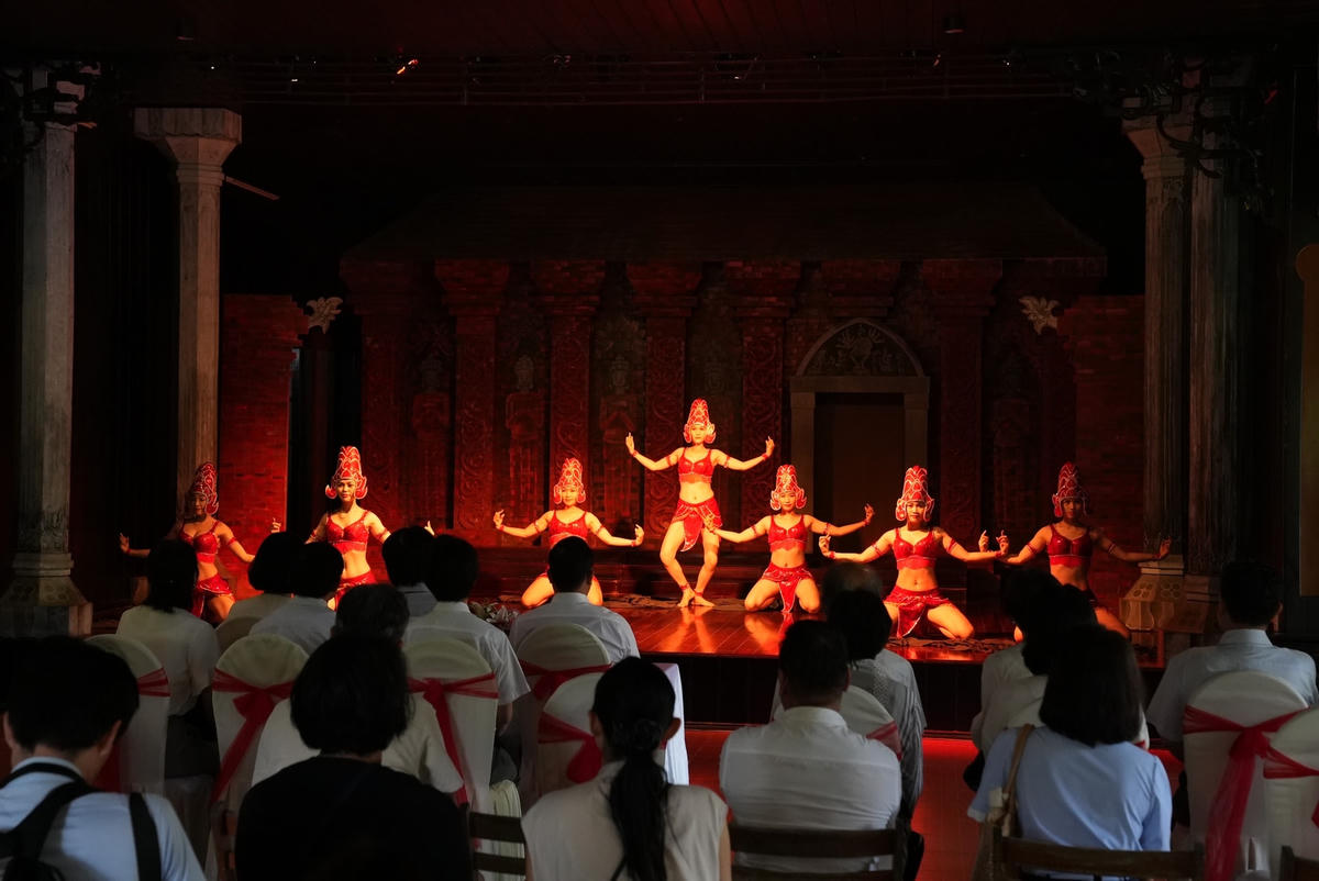 Hoàng Thái tử Nhật Bản Akishino và Công nương Kiko cùng lãnh đạo tỉnh xem biểu diễn văn nghệ Champa.