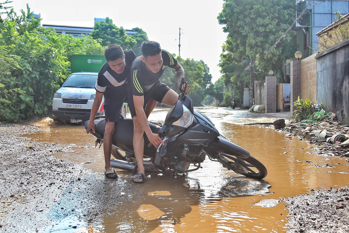 Ngay trong khi tác nghiệp, PV cũng đã bắt gặp một chiếc xe máy đang lội nước thì vấp ổ gà lớn bị đổ xe, rất may không có ai bị thương.
