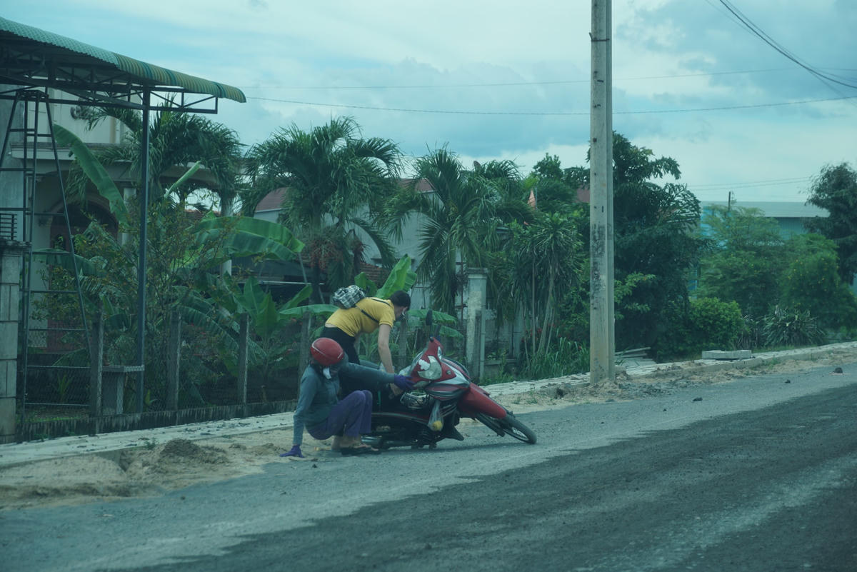 Té ngã là chuyện như "cơm bữa". Ảnh: Thiên Du.