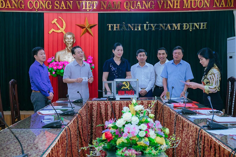 Việc bốc thăm ngẫu nhiên lựa chọn cán bộ để xác minh tài sản, thu nhập vừa được Ủy ban Kiểm tra Thành ủy Nam Định (Nam Định) thực hiện.