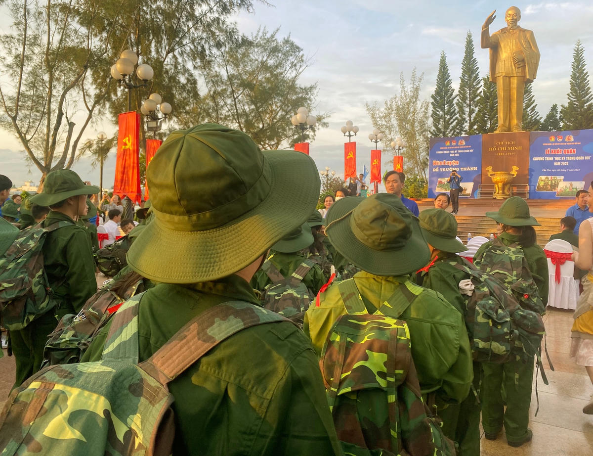 Quang cảnh buổi lễ xuất quân tại tượng đài Bác Hồ ở Bến Ninh Kiều, TP Cần Thơ. 