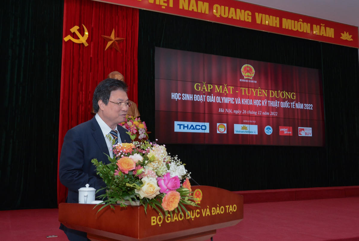Thứ trưởng Bộ GDĐT Nguyễn Hứu Độ phát biểu tại lễ luyên dương.