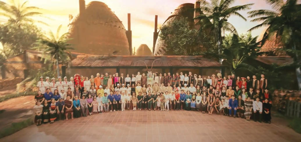 MV quy tụ 100 người làm việc ở nhiều lĩnh vực tham gia. Ảnh: BTC