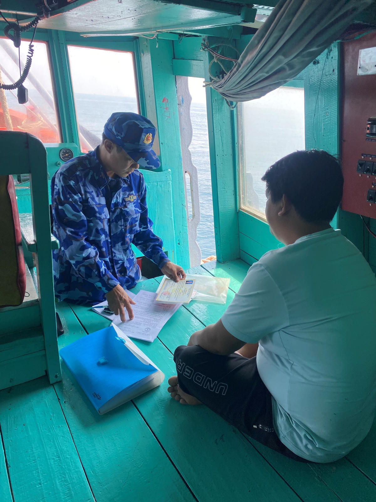Đoàn Trinh sát 2 làm việc với chủ tàu vi phạm. (Ảnh: Phan Hậu).