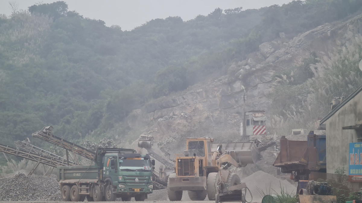 Cty TNHH Trường Phước bị ngưng sử dụng hoá đơn nhưng vẫn tiến hành khai thác tại mỏ đá Hòn Tìn. (ảnh Điền Bắc)