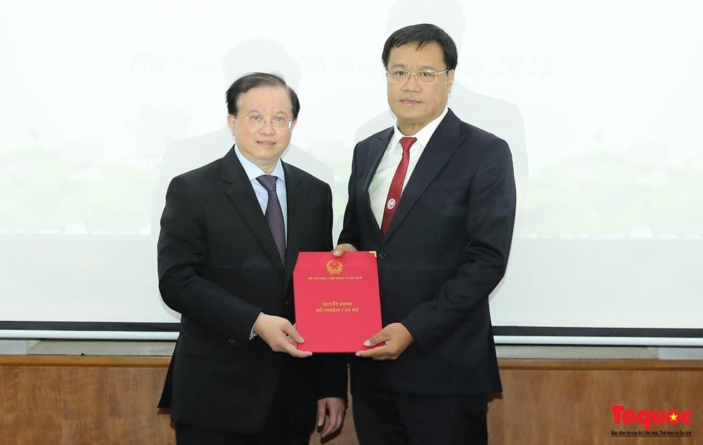 Thứ trưởng Tạ Quang Đông trao quyết định bổ nhiệm cho ông Đặng Hà Việt. (Nguồn: Toquoc.vn).