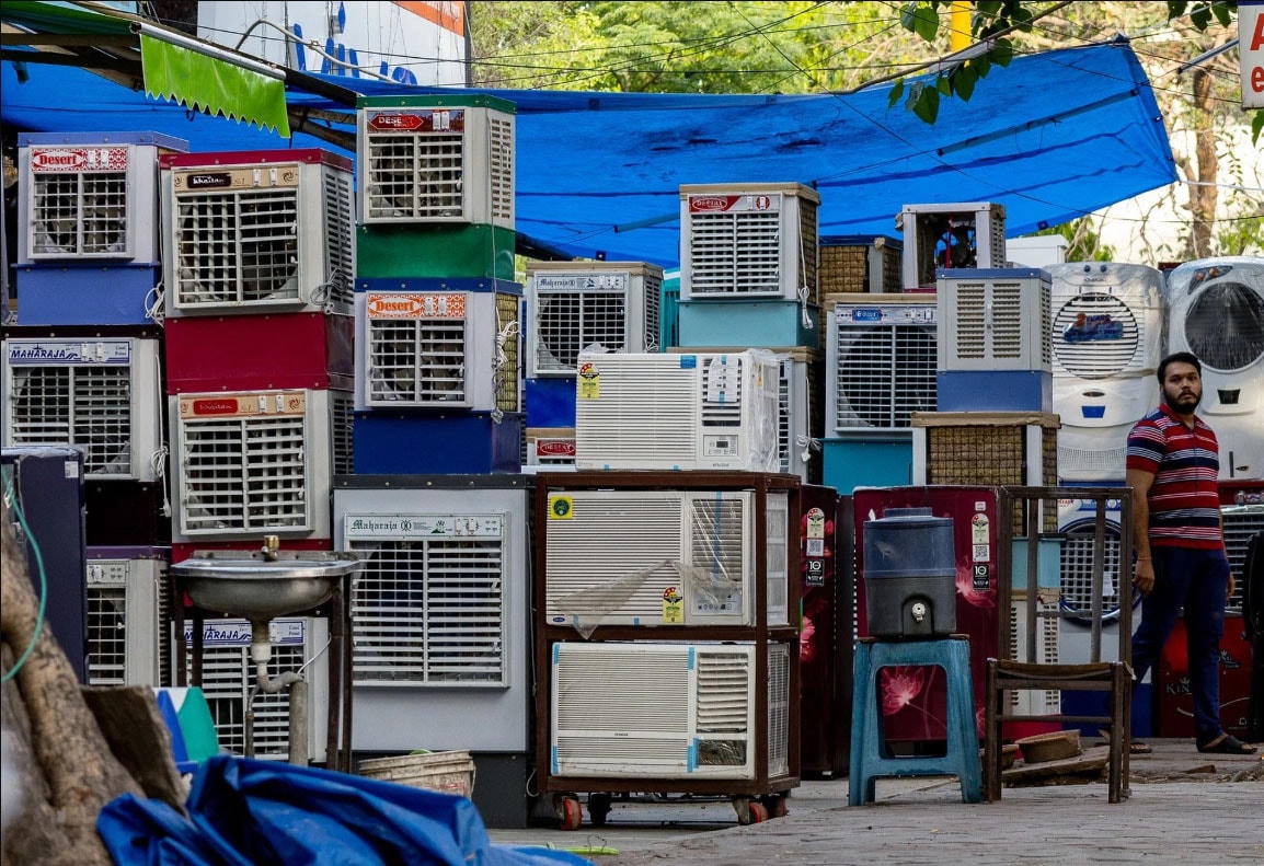 Điều hòa không khí được bày bán ở một khu chợ tại New Delhi, Ấn Độ. Ảnh: Bloomberg.  
