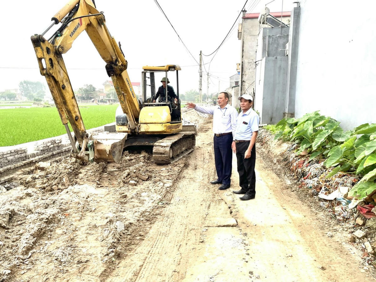 Người dân xã Nhân Thắng tự nguyện hiến đất mở rộng đường giao thông nông thôn. Ảnh: Duy Phương.