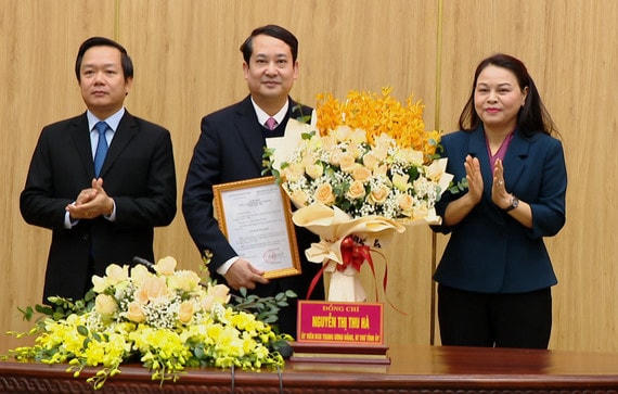 Ông Mai Văn Tuất nhận quyết định chuẩn y giữ chức Phó Bí thư Tỉnh ủy Ninh Bình nhiệm kỳ 2020 - 2025.