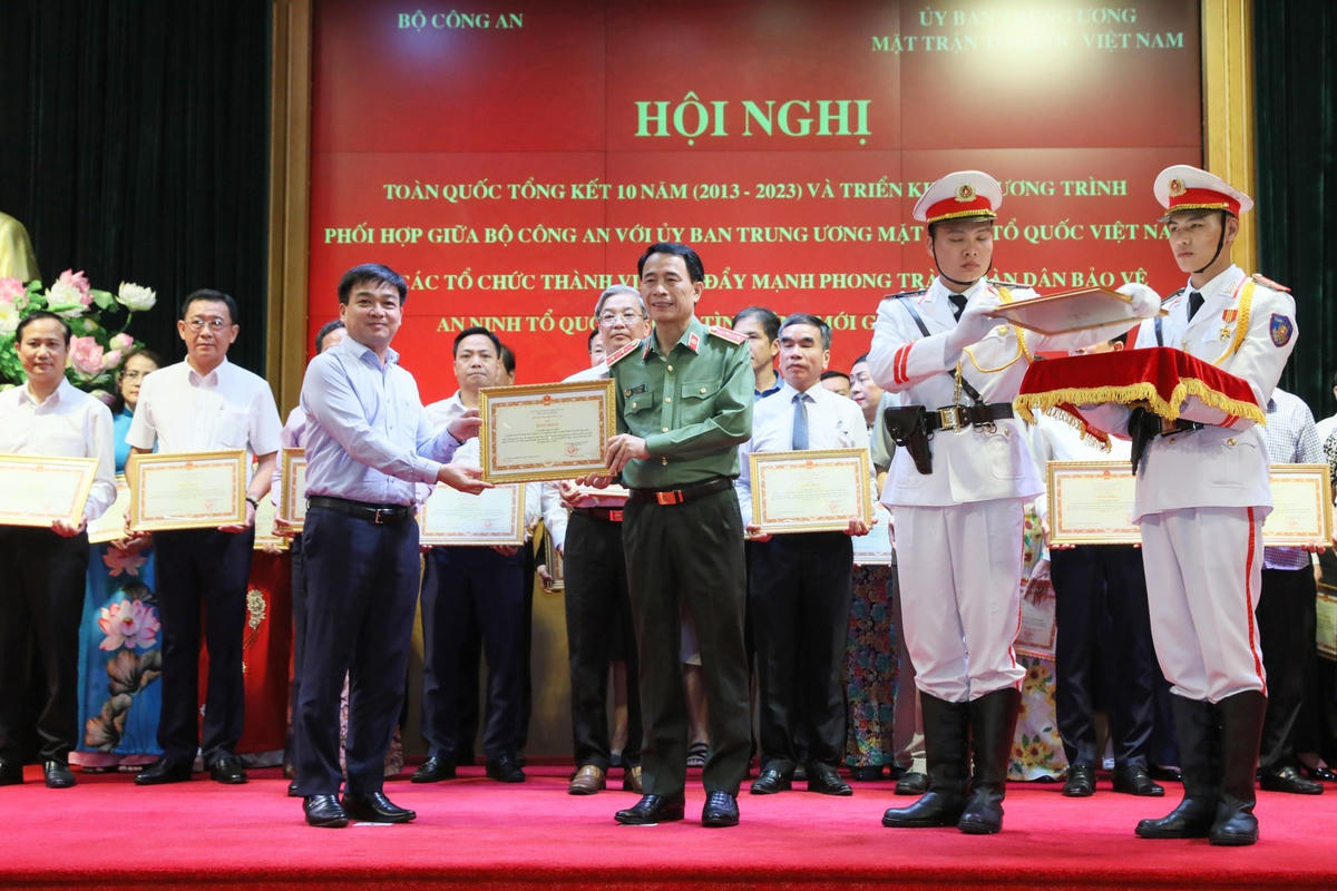 Thay mặt Bộ Công an, Trung tướng Lê Quốc Hùng, Uỷ viên Trung ương Đảng, Thứ trưởng Bộ Công an trao tặng Bằng khen cho 64 tập thể và 125 cá nhân vì có thành tích xuất sắc trong 10 năm thực hiện Chương trình phối hợp số 09. 