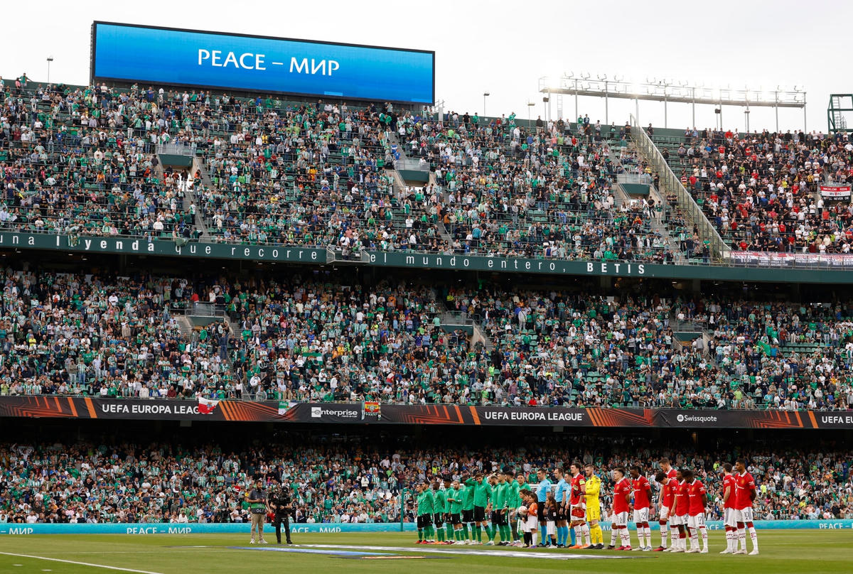 Hơn 50.000 khán giả sân Villamarin tạo sức ép khủng khiếp lên Man United. Ảnh: Reuters.