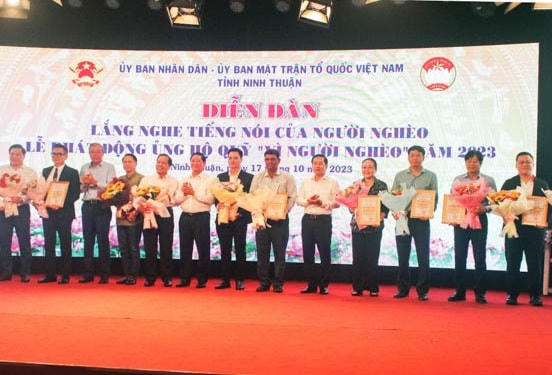 Tặng hoa và trao ghi nhận tấm lòng vàng cho các đơn vị, doanh nghiệp ủng hộ Quỹ “Vì người nghèo” năm 2023.