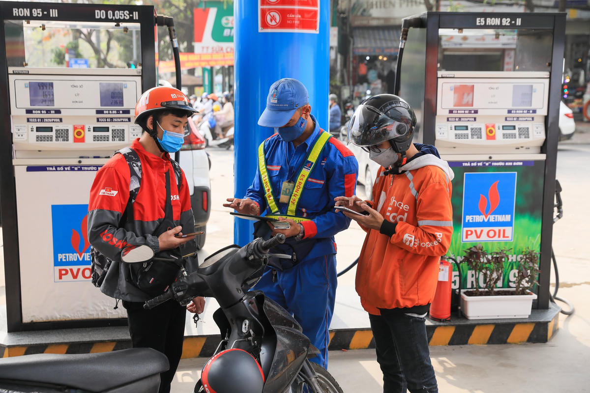 Cần giảm thuế để giá xăng về mức thấp, hỗ trợ người dân, doanh nghiệp. Ảnh: Quang Vinh.