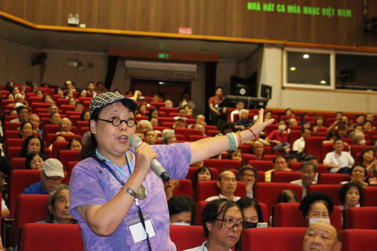 Nhà văn Y Ban phát biểu ý kiến