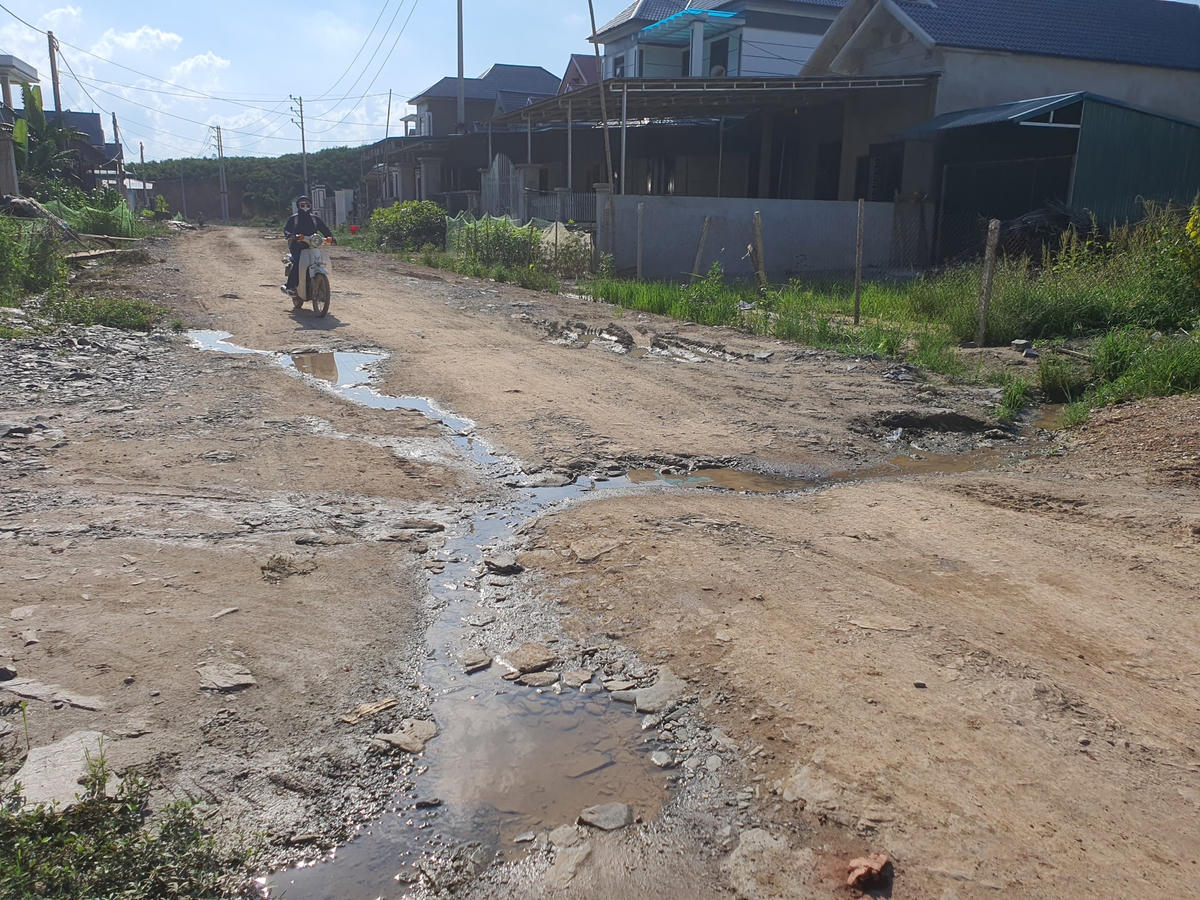 Khu TĐC xóm Nhụn tuy có nhiều ngôi nhà khang trang nhưng hệ thống cống rãnh, đường xá chưa được đầu tư đồng bộ.