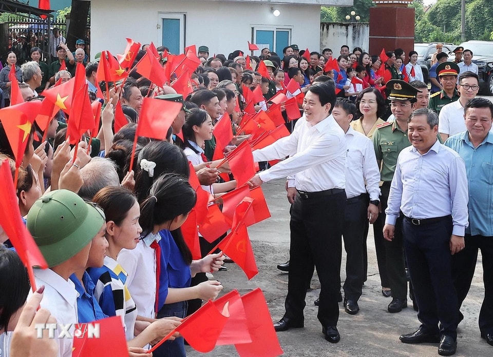 Chủ tịch nước Lương Cường với nhân dân thôn Quảng Chính 6, xã Quảng Hà, tỉnh Quảng Ninh. (Ảnh: Lâm Khánh/TTXVN)