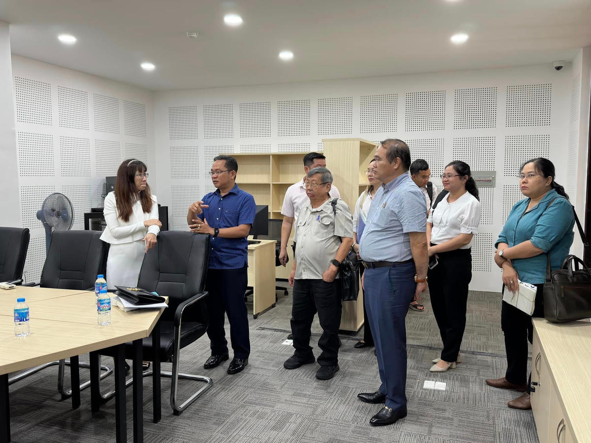 Đoàn giám sát của Mặt trận TP HCM giám sát tại Viện Nghiên cứu phát triển Thành phố.