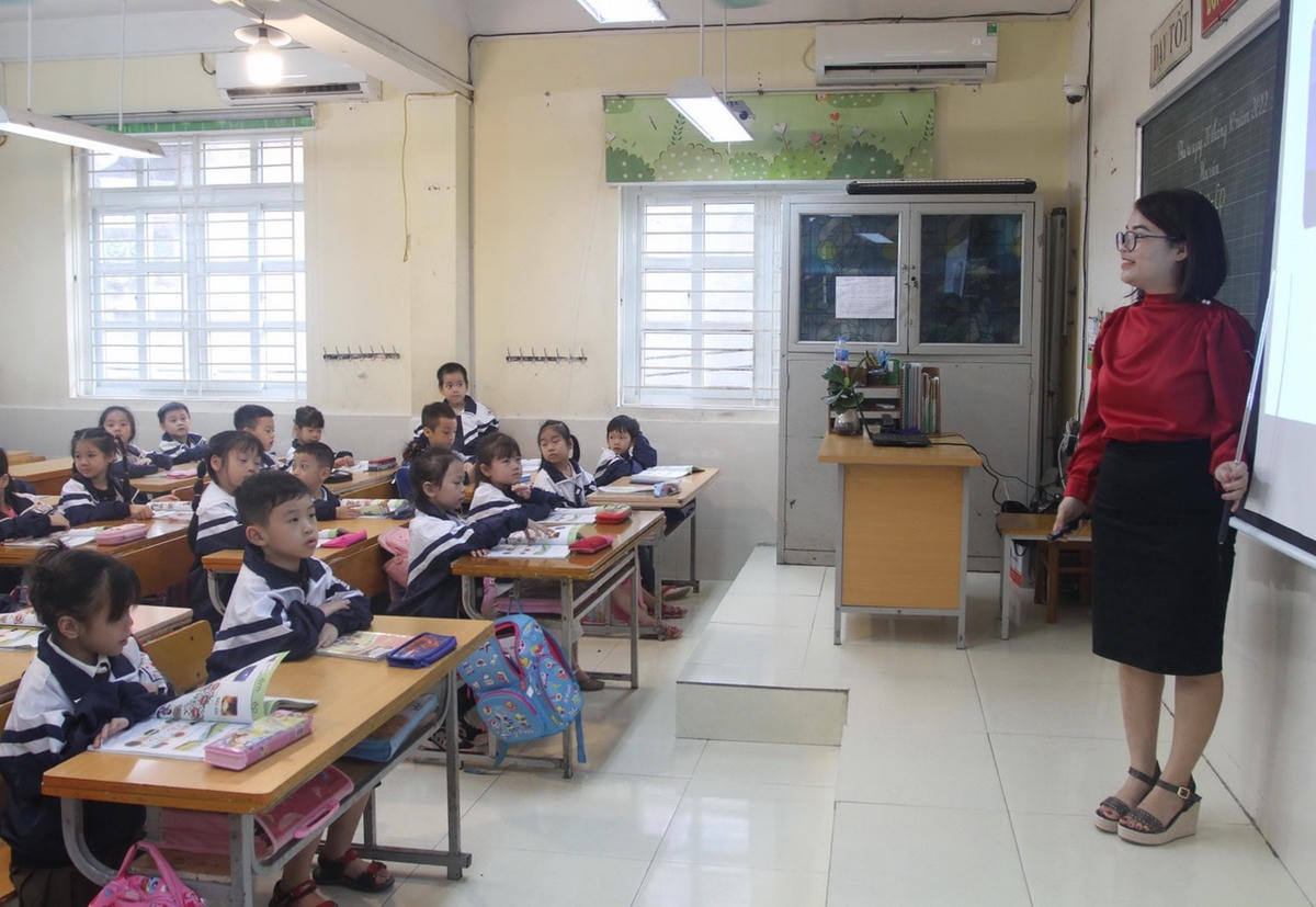 Một giờ học của cô Hiền cùng học sinh lớp 1A9.