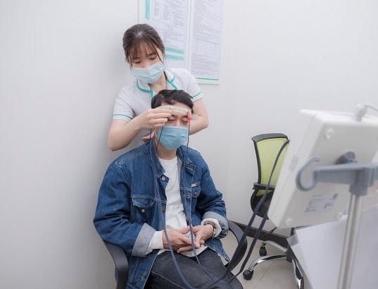 Thăm khám bệnh nhân thiếu máu não. Ảnh: TL.