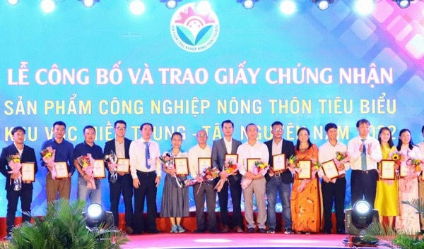 Đại diện Ban tổ chức trao giấy chứng nhận, kỷ niệm chương cho các sản phẩm công nghiệp nông thôn tiêu biểu.